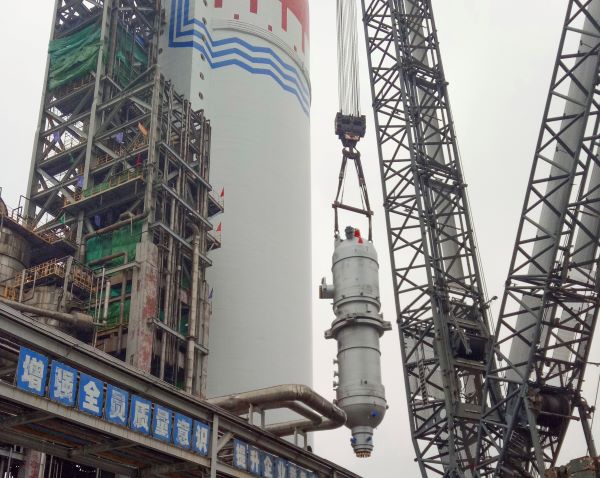 吊裝過(guò)程中的新汽提塔，尿素曾迎軍.jpg