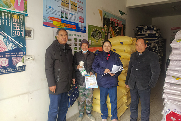 2月10日，尿素銷(xiāo)售人員在武功縣貞元鎮(zhèn)農(nóng)資店向農(nóng)戶(hù)發(fā)放宣傳資料。(副圖）.jpg