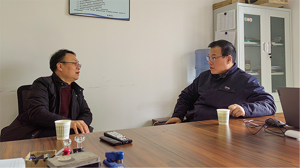 圖2：2.14日，運銷市場部部長同華海物流部負(fù)責(zé)人就下游配送工作進行商談(副圖）.jpg