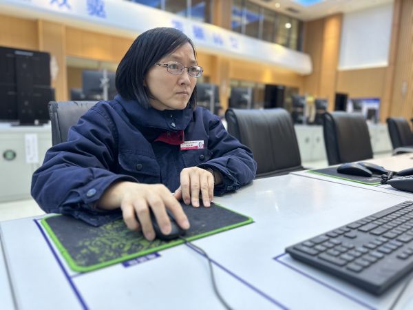 2023年3月24日，師傅劉秋榮在控制室巡檢裝置運(yùn)行狀況工作照。.jpg