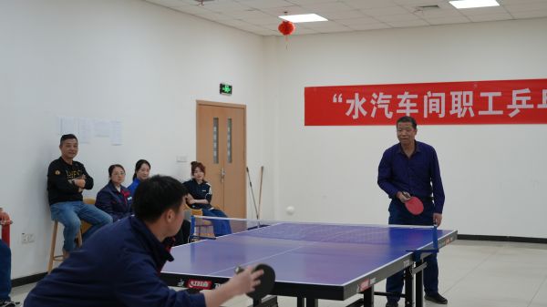 3月30日，舉行男子單打比賽。管理組李戰(zhàn)峰和運(yùn)行三班王迪巔峰對(duì)決。.jpg