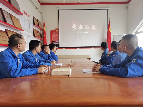 5月10日，尿素車間管理組與化工班組共同觀看保密教育警示片密海風(fēng)云.jpg