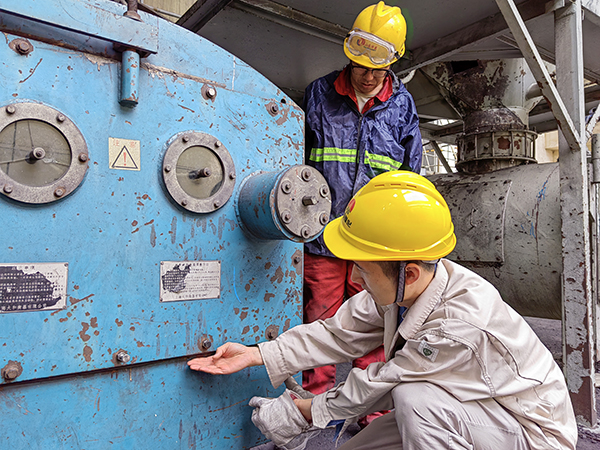 5月16日，動力車間三期給煤機，屈豪正在檢查給煤機的復(fù)位情況.jpg