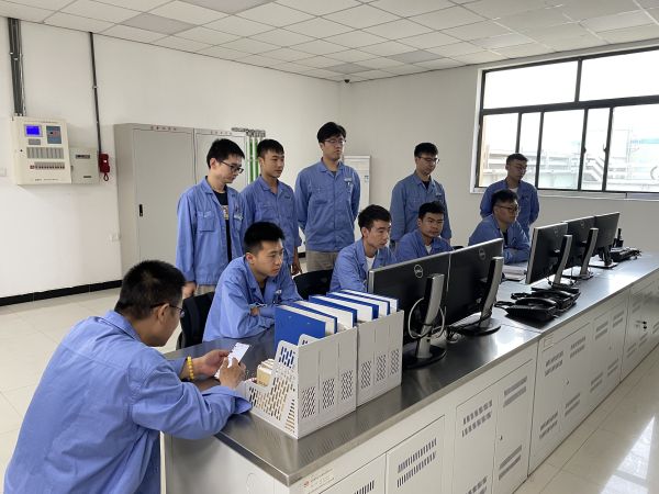 開展班前會議，強調(diào)降本增效需要從身邊的小事做起。.jpg