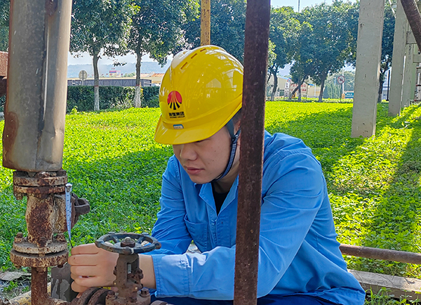 10月19日下午，張建國正在測量準備要更換的蒸汽疏水閥門尺寸.jpg