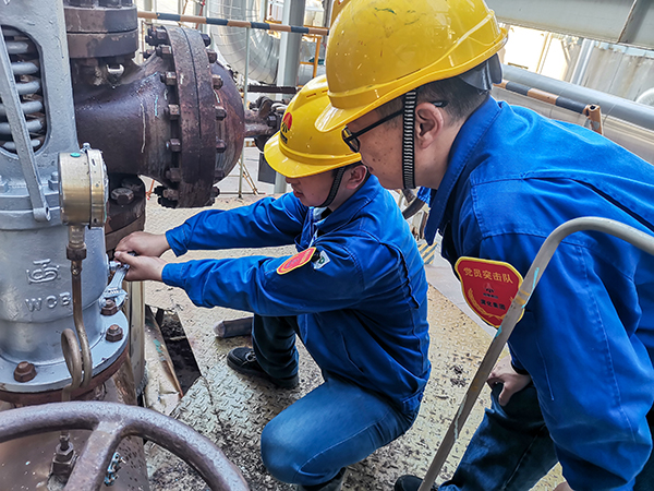 10月20日上午，徐濤和張跟潮在3號爐定排罐處檢查安全閥安裝質量.jpg