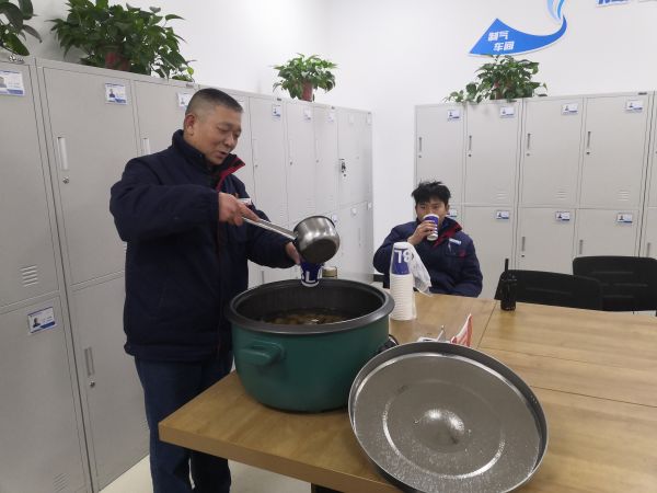 圖1 12月8日，剛忙完工作的職工杜仲毅喝著冰糖雪梨水。肖歡 攝.jpg