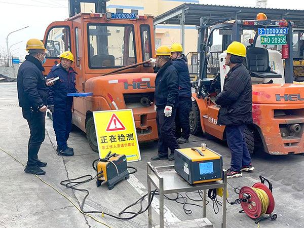 2月19日，運(yùn)銷分部，曹侃、伍思盈等人員，在北物流門現(xiàn)場檢測。運(yùn)銷分部 曹侃攝（2）.jpg