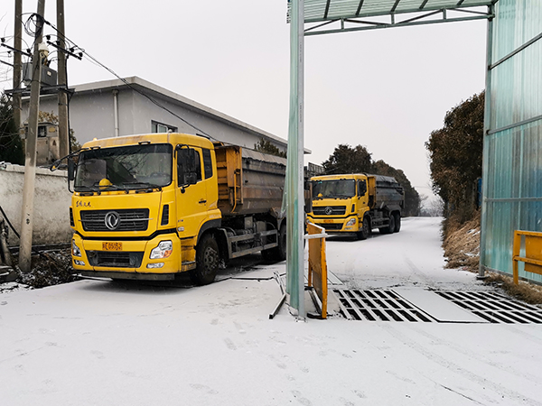 2月21日，運銷市場部，藺毅、趙冰等人員，在渣場現(xiàn)場清理積雪。運銷市場部 藺毅 攝 - 副本.jpg