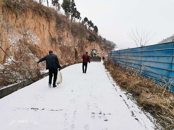 2月21日，運銷市場部，藺毅、趙冰等人員，在渣場現(xiàn)場清理積雪。運銷市場部 藺毅 攝1 - 副本.jpg