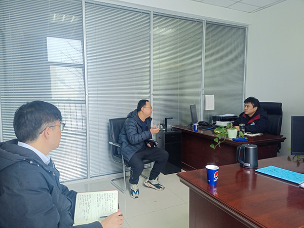 2月23日，運(yùn)銷分部，曹侃、伍思盈人員，在分部辦公室對標(biāo)交流。運(yùn)銷分部 伍思盈 攝.jpg