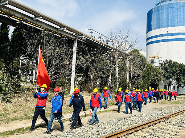 3月20日下午，物料車間黨支部開展了“清除雜草保安全 志愿服務(wù)顯擔(dān)當(dāng)”主題活動，   600.jpg
