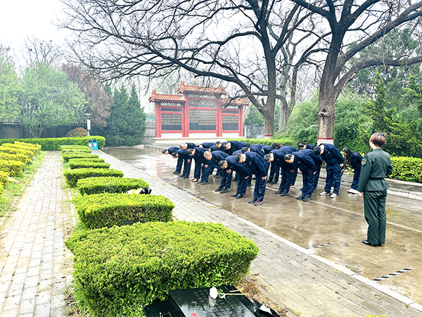 4月2日下午，渭化集團組織黨員代表、團員青年代表走進渭南市臨渭區(qū)王尚德烈士陵園，開展清明節(jié)祭掃活動。烈士紀念碑前默哀鞠躬.JPG