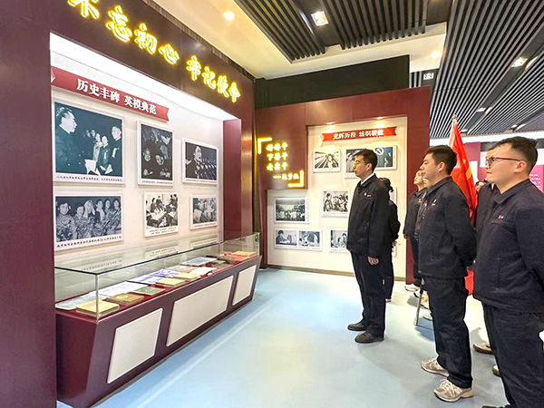 2024年4月9日乙二醇車(chē)間黨員職工們，駐足學(xué)習(xí)趙夢(mèng)桃個(gè)人事跡.jpg