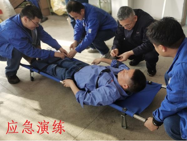 4月26日，尿素車間對擔(dān)架操作進(jìn)行培訓(xùn).jpg