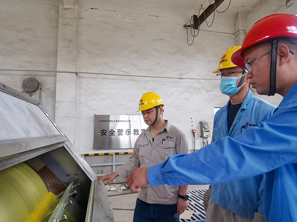 5月27日，劉立考與技術(shù)員現(xiàn)場查看新造粒機(jī)情況，為開車準(zhǔn)備.jpg