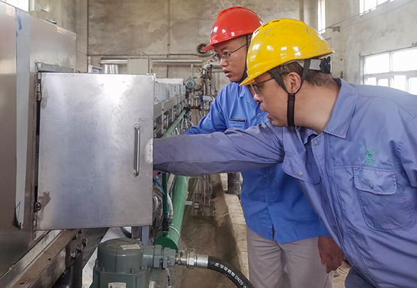 5月23日，各部門協(xié)作搶修造粒機(jī).jpg
