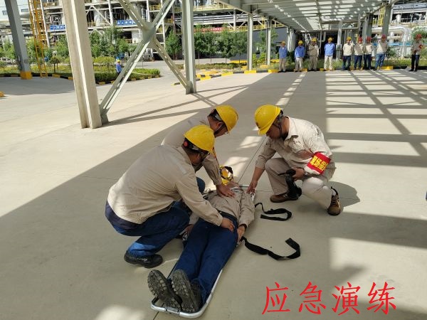 6月12日上午，制氣車間開展丙烯泄漏應(yīng)急演練，上圖為演練中搶救人員對(duì)暈倒職工進(jìn)行心肺復(fù)蘇急救紀(jì)實(shí)照片.jpg