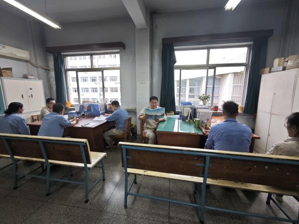 計控電儀部號召各個班組利用班會時間反復學習“懂會能”手冊，深刻領會“五懂五會五能”素質提升工作的重要性.jpg