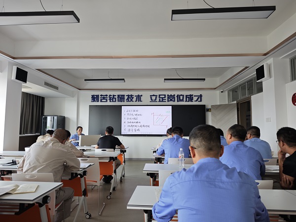 近日，計(jì)控電儀部主任工程師馬曉華為部門(mén)人員進(jìn)行了“離心式壓縮機(jī)的防喘振控制” 培訓(xùn)1.jpg