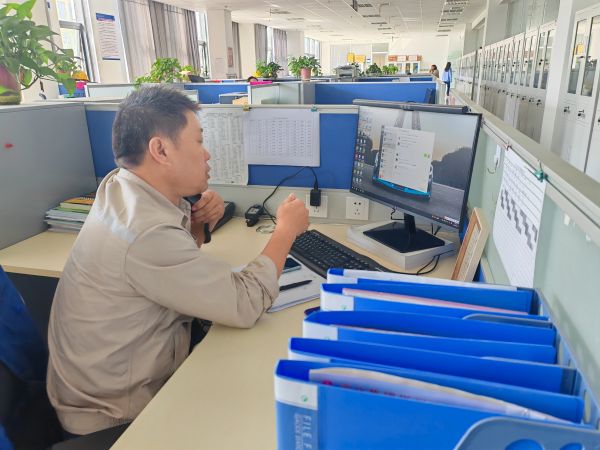 圖1 8月27日，安全員陳科武給現(xiàn)場監(jiān)護(hù)人員打電話強調(diào)安全有關(guān)事項。.jpg