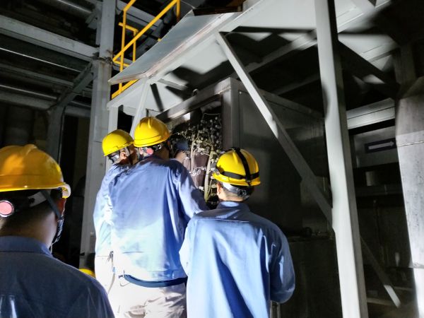 8月，計(jì)控電儀部員工在高溫天氣中消除設(shè)備隱患.jpg