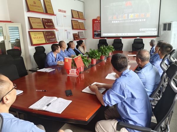 8月28日，車間管理人員觀看警示視頻.jpg