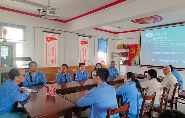 近日，物料車間主任喬玄帶領(lǐng)班組人員學(xué)習(xí)事故，并結(jié)合各自崗位工作展開討論.jpg