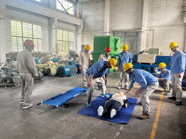近日，為了提升員工的安全應(yīng)急處置能力和實(shí)踐技能，計(jì)控電儀部組織檢修一班進(jìn)行觸電應(yīng)急演練.jpg