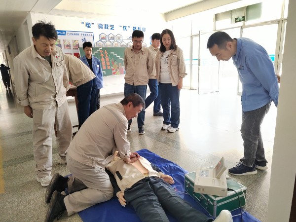 近日，計控電儀部部長王文波親自帶領(lǐng)大家進行應(yīng)急演練實操練習(xí)2.jpg