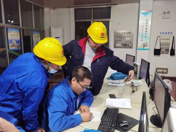 10月23日，電氣人員正在中控室處理PLC故障.jpg