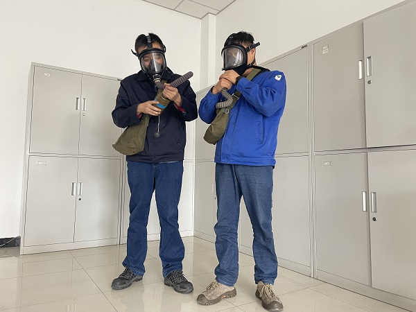運(yùn)行工段員工正在練習(xí)如何將面具與濾毒罐正確組裝。.jpg