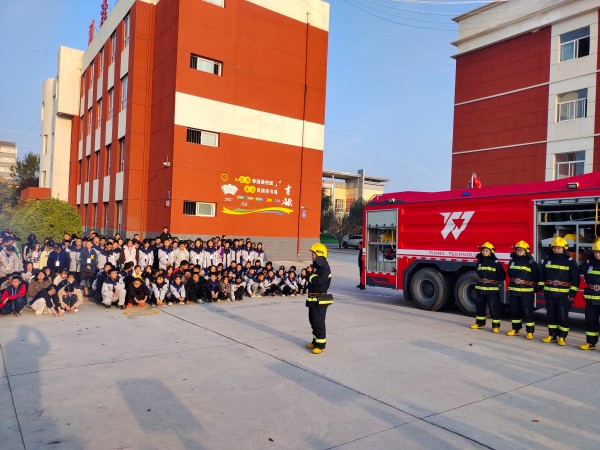 11月6日，彬州公司消防隊進學校宣傳消防知識2.jpg