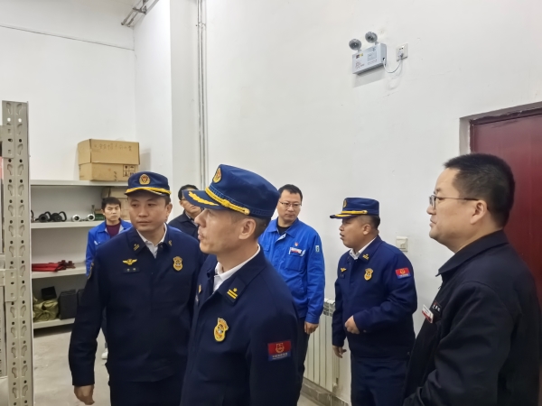 11月13日，咸陽市消防救援支隊檢查消防器材庫.jpg