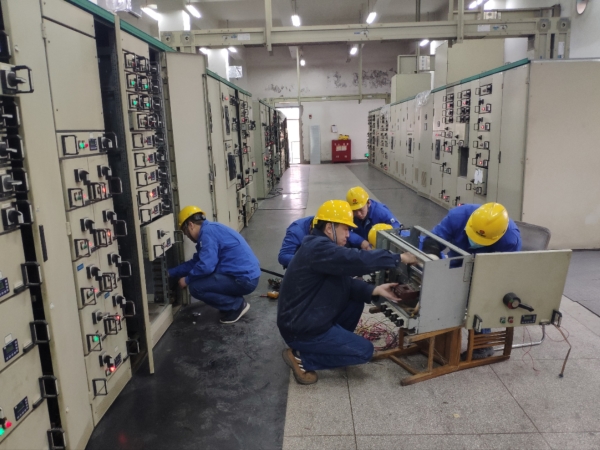 12月，檢修二班自主維修配電室開關(guān)柜.jpg