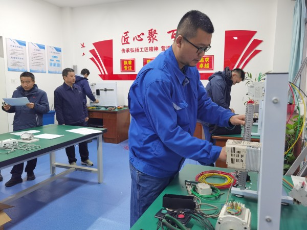 12月26日，電氣高級工實操比賽現(xiàn)場.jpg
