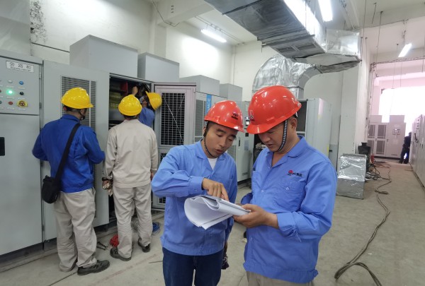變頻技改現(xiàn)場，大家正在積極討論.jpg
