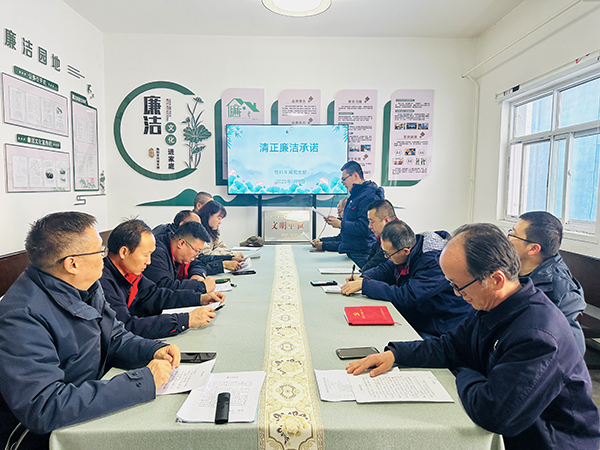 1月9日下午，物料車間黨支部組織黨員領(lǐng)導(dǎo)干部及重點(diǎn)崗位人員開展了新年“第一課”活動(dòng)。--圖為重點(diǎn)崗位人員趙宇進(jìn)行清正廉潔承諾.jpg