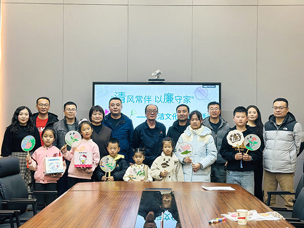 11月30日晚，物料車(chē)間黨支部開(kāi)展以“清風(fēng)常伴 以廉守家”為主題的廉潔文化進(jìn)家庭活動(dòng)，.jpg