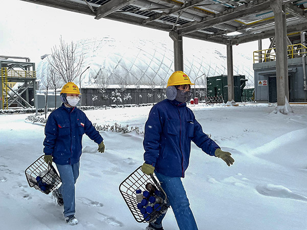積雪過厚，步行去取樣.jpg