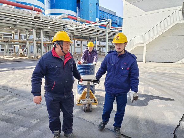 1月28日上午9時，屈煒帶著徒弟楊劍琪和劉浩禎準備給1號磨機電磨機減速箱加油.jpg